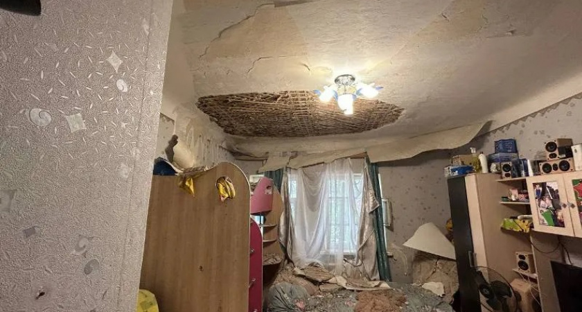 В квартире, где живет семья с четырьмя маленькими детьми, обвалился потолок