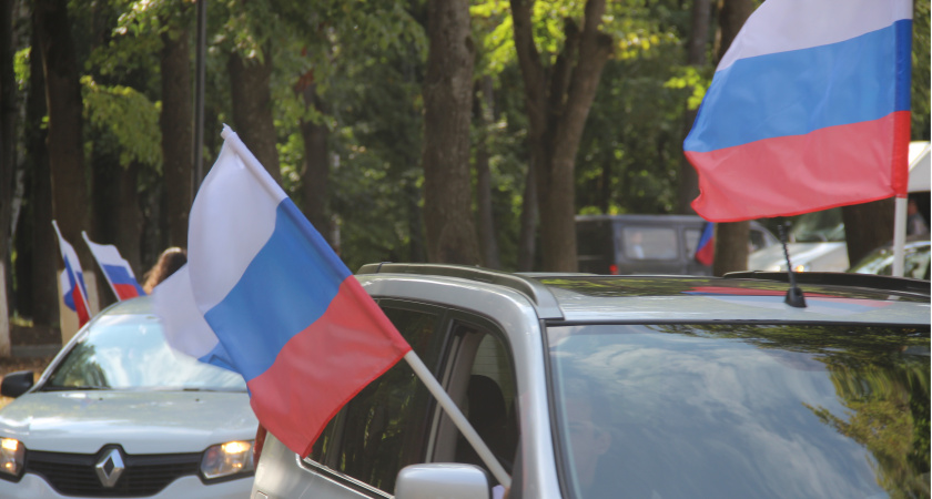 В День Государственного Флага общественные организации провели митинг-концерт во Владимире