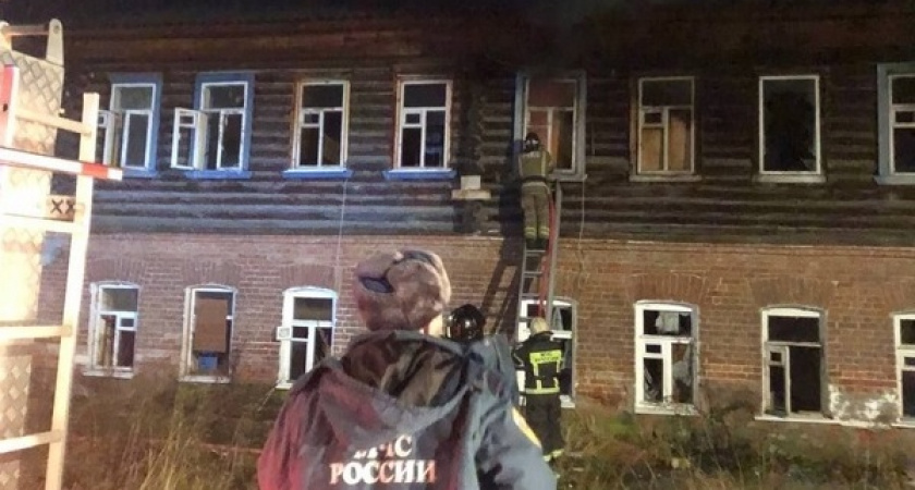 В Камешкове пламя охватило двухэтажный жилой дом