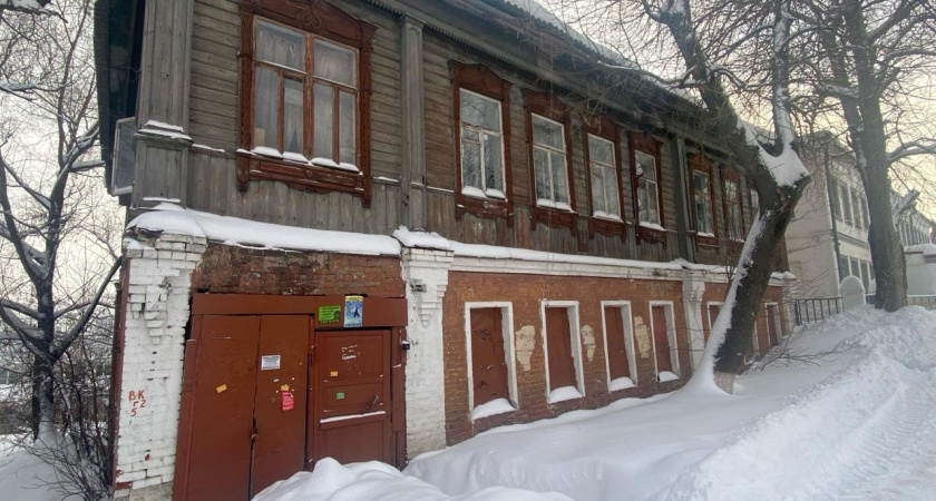Семья съехала из аварийного дома во Владимире только с помощью прокуроров