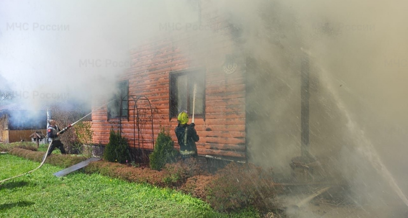 Крупный пожар произошел в селе Большое Каринское Александровского района