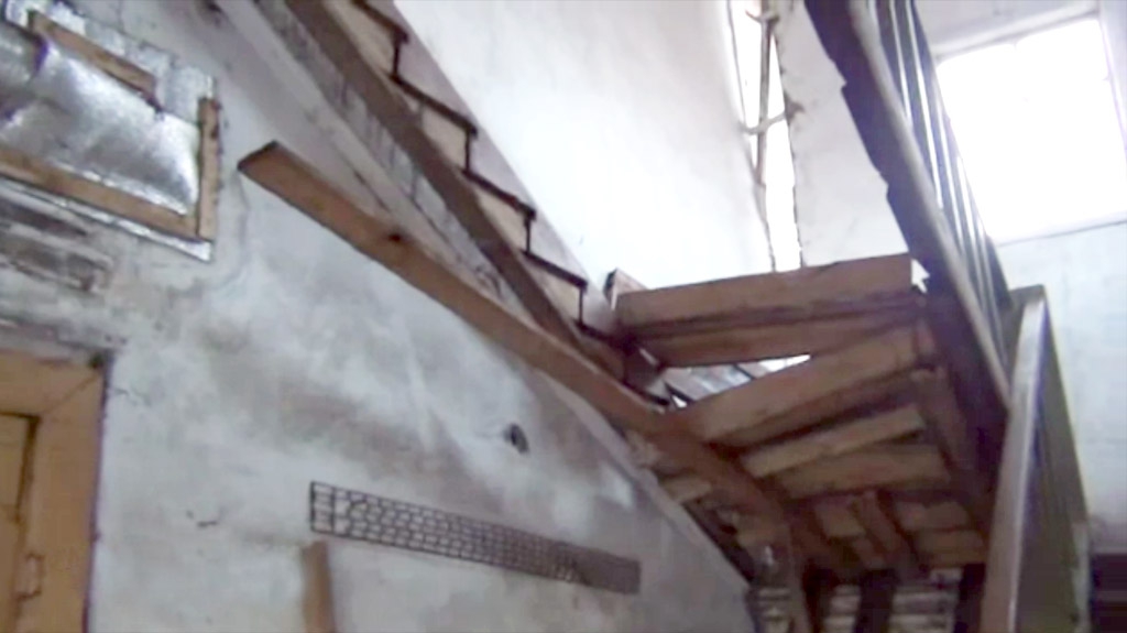 Под ногами жительницы Гусь-Хрустального обрушилась лестница в жилом доме