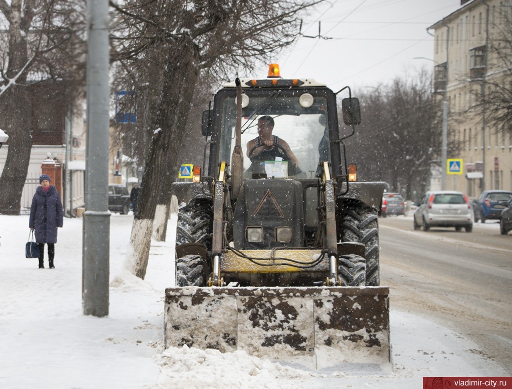 Снегопад во Владимире выгнал на дороги всю снегоуборочную технику