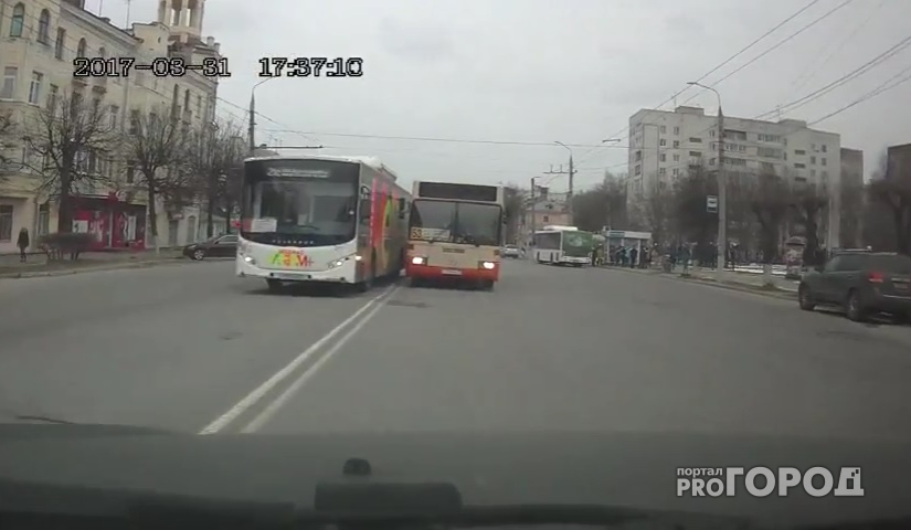 По улице Горького автобус с пассажирами гоняет по "встречке" (видео)