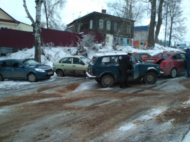 В Александровском районе столкнулись шесть автомобилей