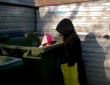 Новости России: мать в наказание выбросила ребенка в мусорный бак