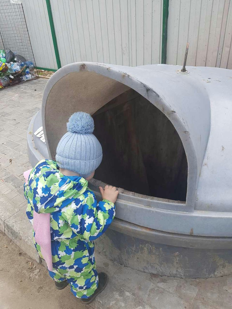 Во Владимире ребенок едва не угодил в подземный мусорный контейнер