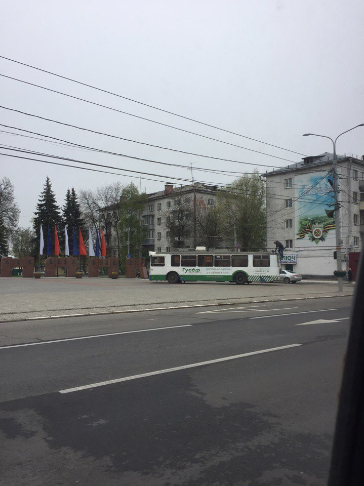 Во Владимире троллейбус заехал на монумент к Вечному огню