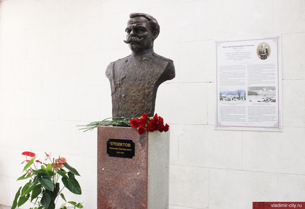В ВлГУ открыли скульптуру, посвященную "прародителю"