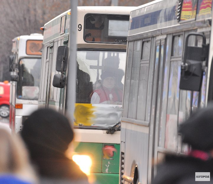 На Добросельской столкнулись автобус и иномарка: 3 человека пострадали