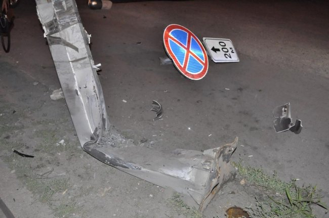 В центре Владимира автомобиль "БМВ" врезался в столб