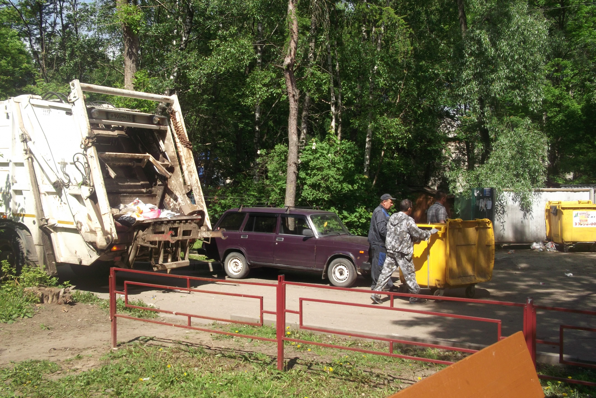 Паркуюсь как хочу: владимирские автохамы встают на пути мусоровозов