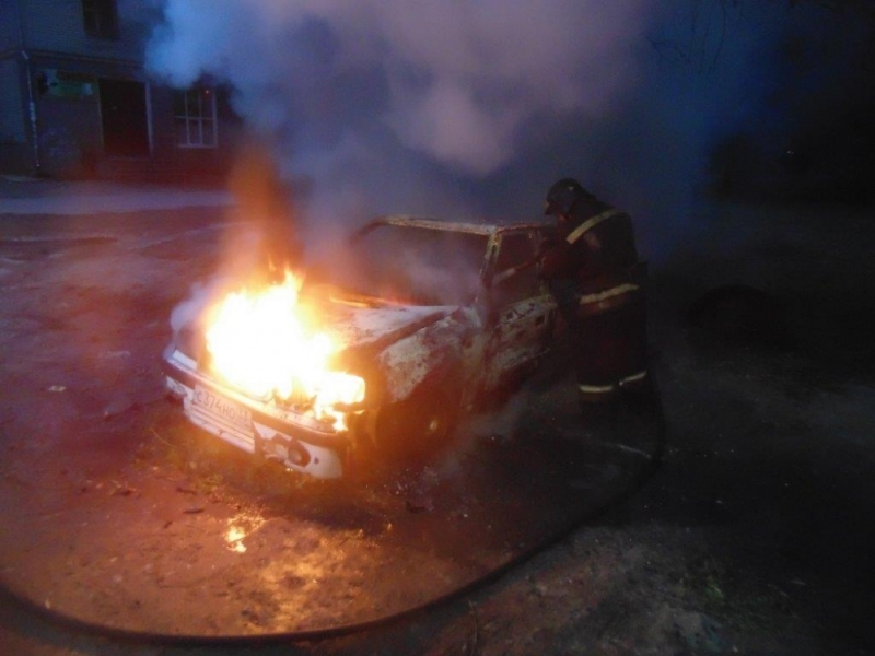 Во Владимирской области ночью пожарные тушили вспыхнувший автомобиль