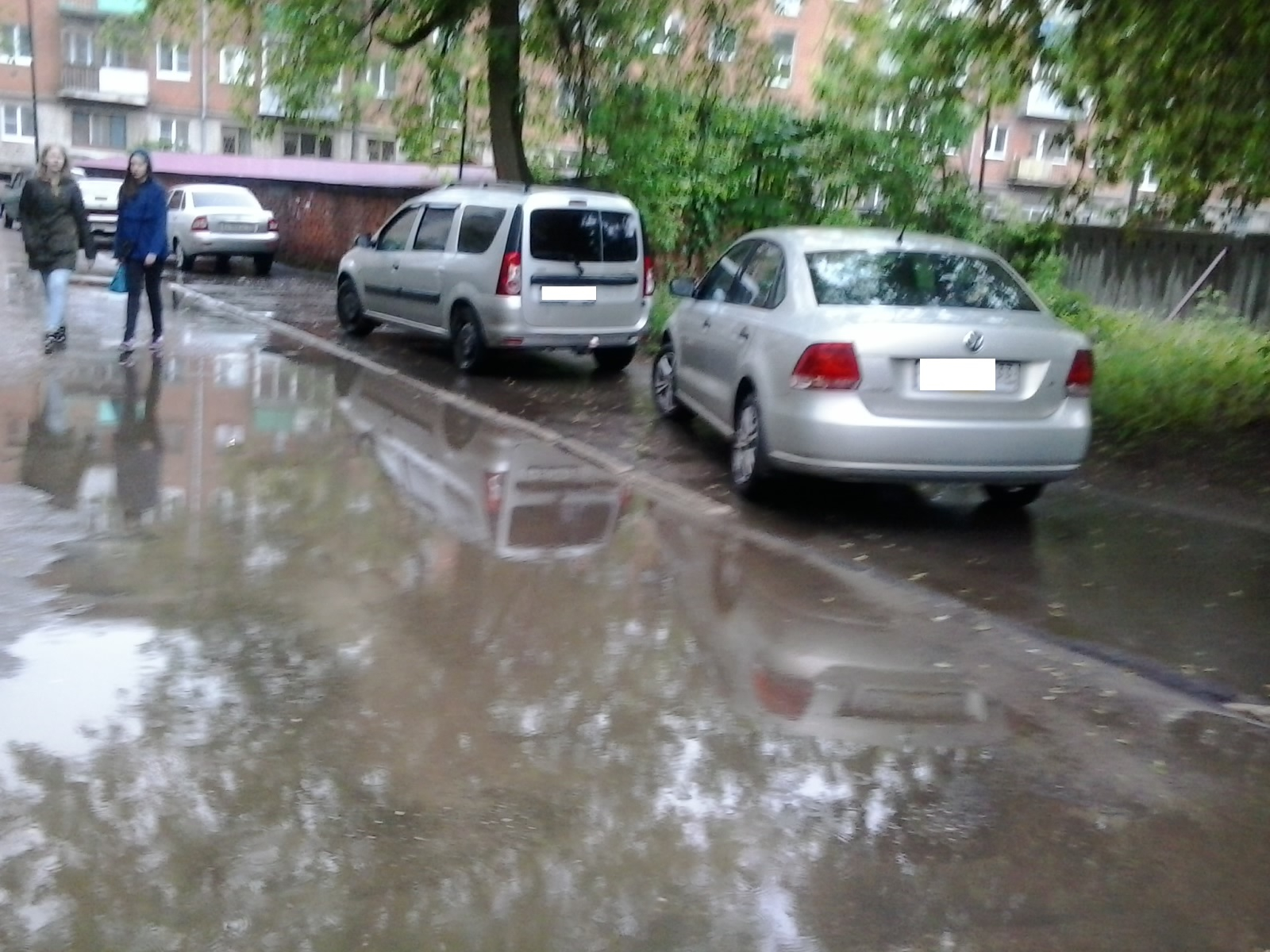 "Паркуюсь, как хочу": владимирские автохамы блокируют входы в подъезды