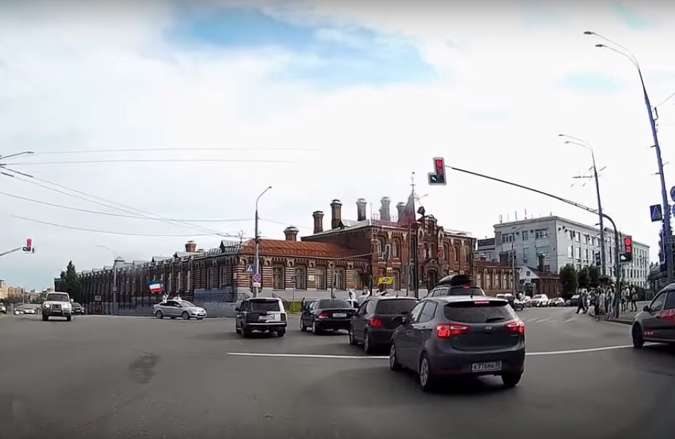 Владимирские выпускники с флагами проехали по центру города, нарушая ПДД (видео)