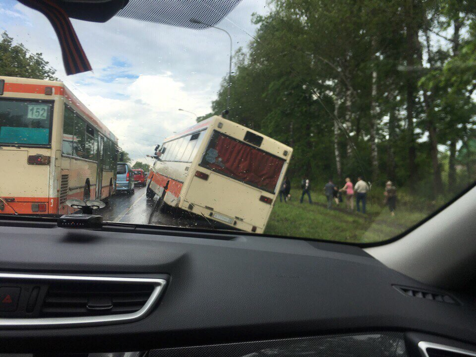 На трассе под Владимиром пассажирский автобус занесло в кювет
