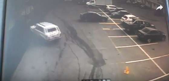 В сети появилось видео, на котором авто без водителя катается по парковке во Владимире