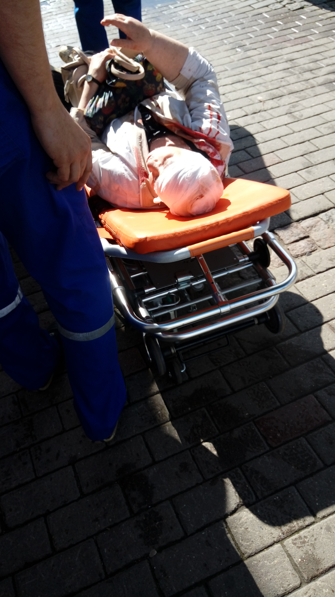 В центре Владимира машина сбила женщину, идущую по тротуару