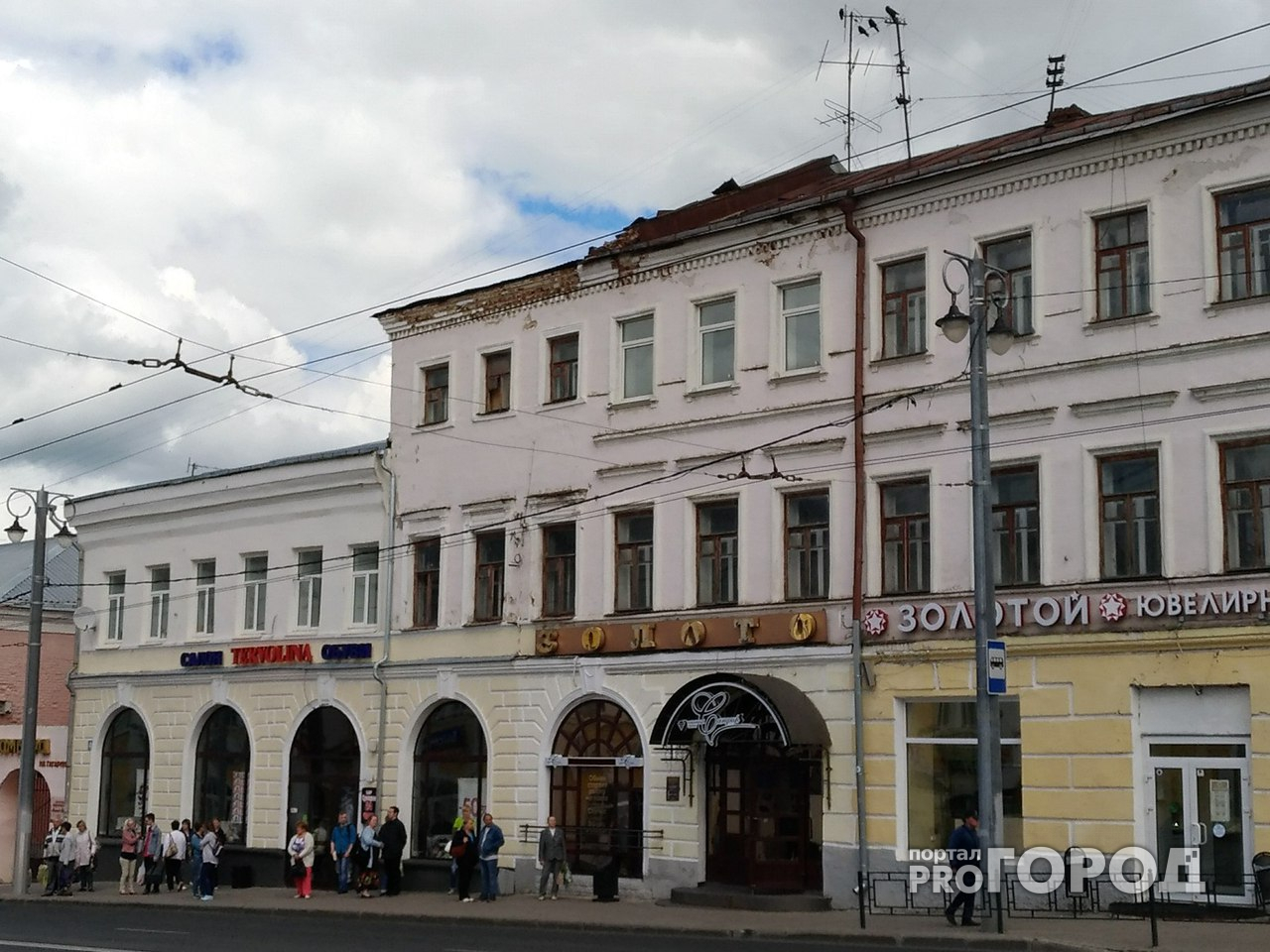 В центре Владимира над головами горожан рушатся старинные здания