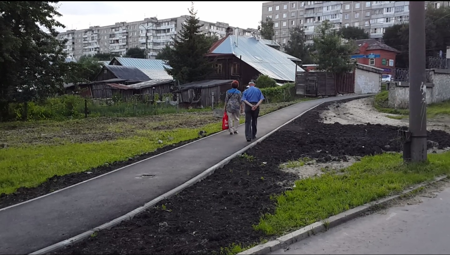 Владимирские дорожники проявили "креатив" при строительстве тротуара (видео)