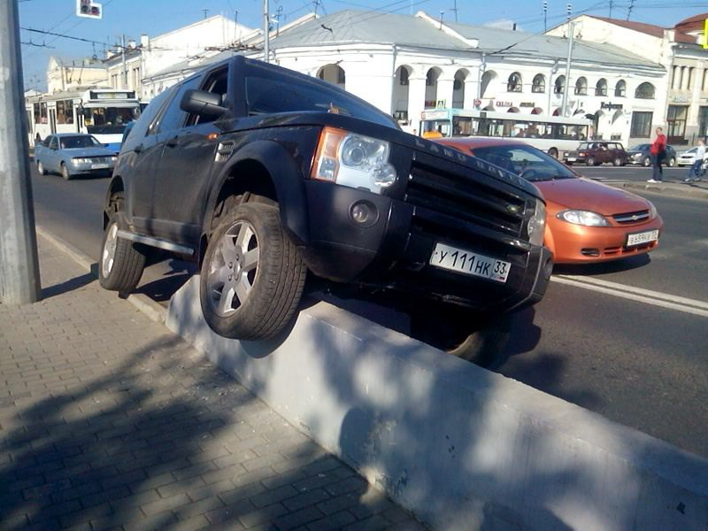 В центре Владимира иномарка "запрыгнула" на бетонное ограждение