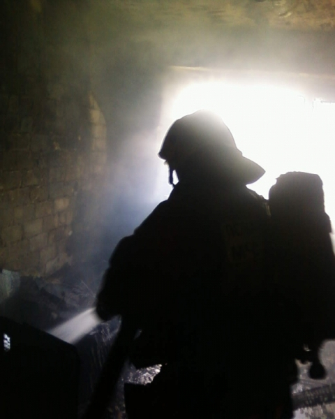 Во время пожара в Коврове людей пришлось спасать с помощью автовышки