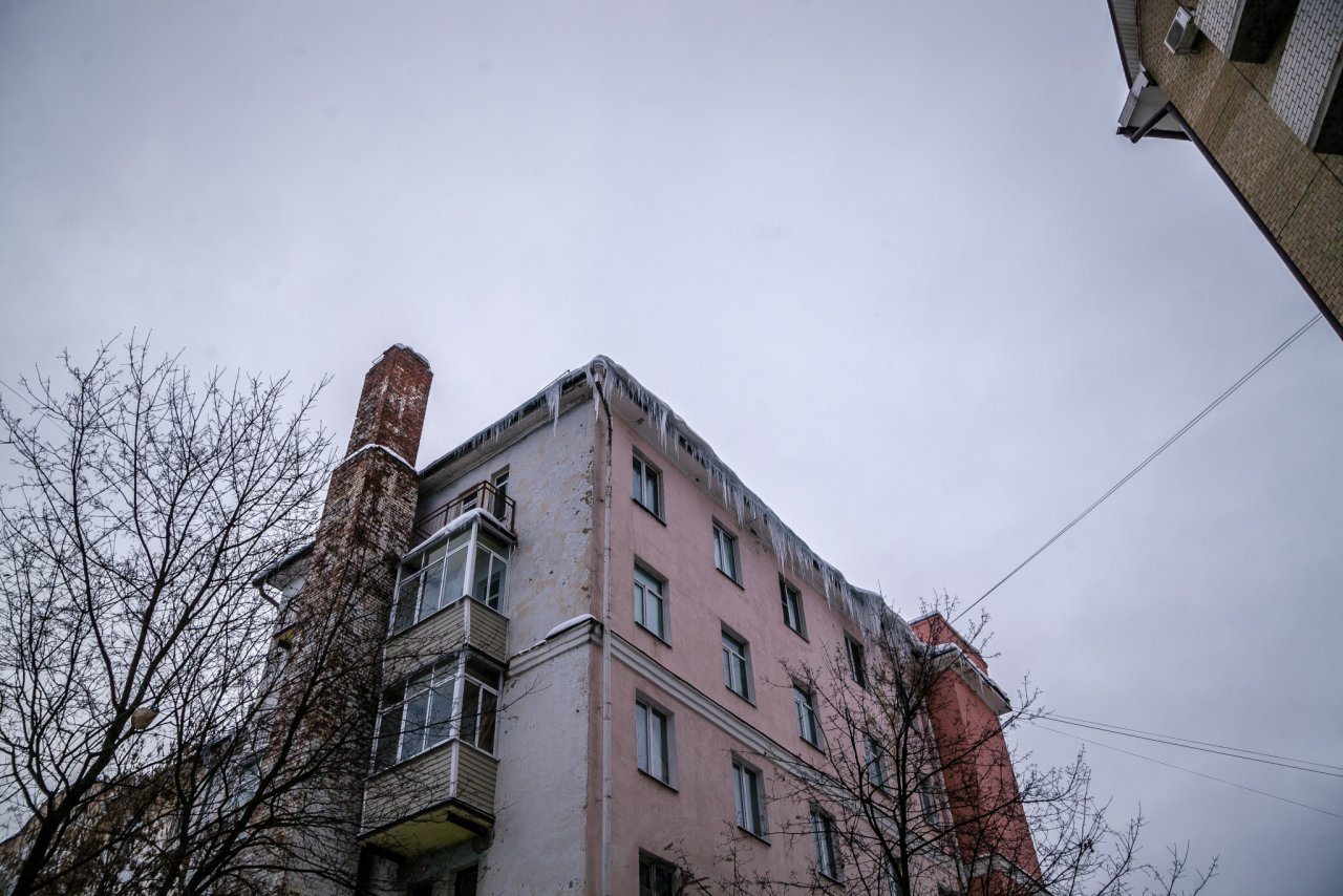 Последствия снегопадов во Владимире: на крышах сосульки, на дорогах сугробы
