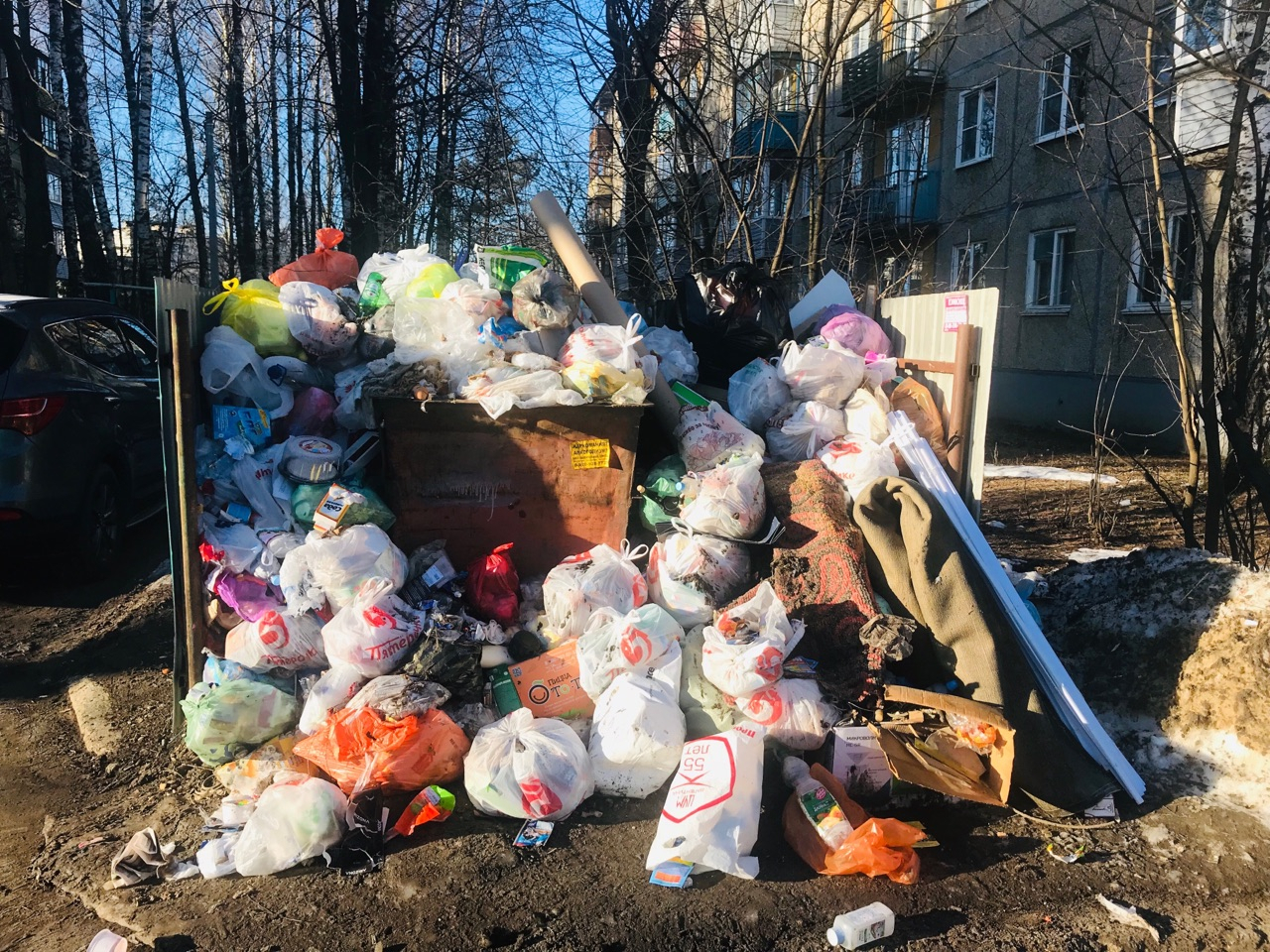 "Деньги собирают, а мусор не вывозят": жители Балакирева жалуются на ТСЖ