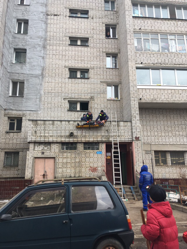 Во Владимире мужчина выпал из окна в подъезде и выжил