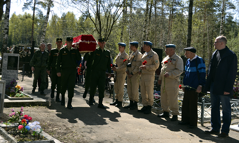 В Коврове торжественно захоронили останки летчика-героя
