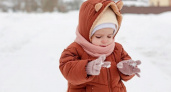Есть тяжело отравившиеся: родителей предупредили об опасности поедания снега детьми 