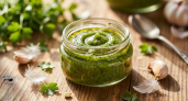 Беру чеснок и свежую зелень - и готовлю сразу 10 банок этой вкуснятины на зиму: идеально и в салат, и на хлебушек