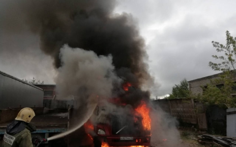 Рано утром в Кольчугино сгорел грузовой автомобиль (фото)