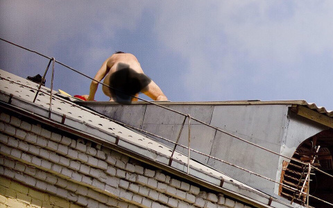 Во Владимире заметили абсолютно голого мужчину, загорающего на крыше
