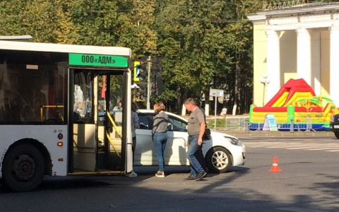 Автобус попал в ДТП с легковым авто у ДК Молодежи