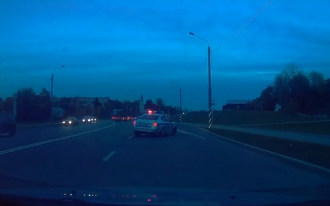 Водитель иномарки совершил дерзкое нарушение на глазах у полицейских (видео)