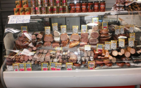 На рынке "Ополье" нашли колбасу без документов и множество нарушений