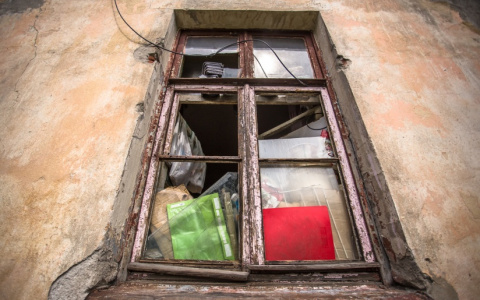 В Муроме выселяют мужчин из квартиры, которые превратили её в свалку