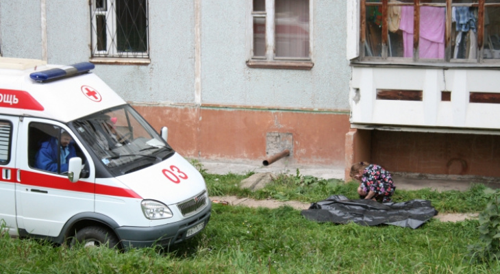 С крыши дома на Горького упал 21-летний парень, поругавшийся с девушкой