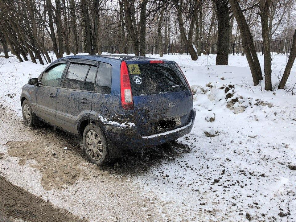 Очистка автомобиля от снега: необходимость, рекомендации, инструменты