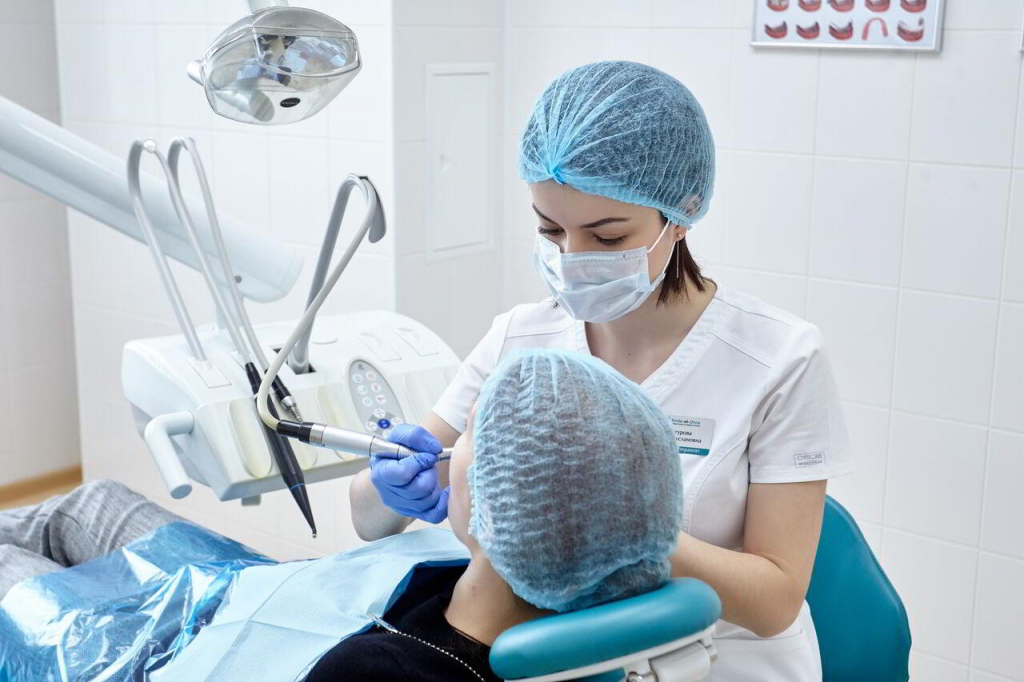 Стоматолог терапевт чем отличается от зубного врача. Врач стоматолог. Стоматолог терапевт. Зубной врач и стоматолог. Стоматология терапевт.
