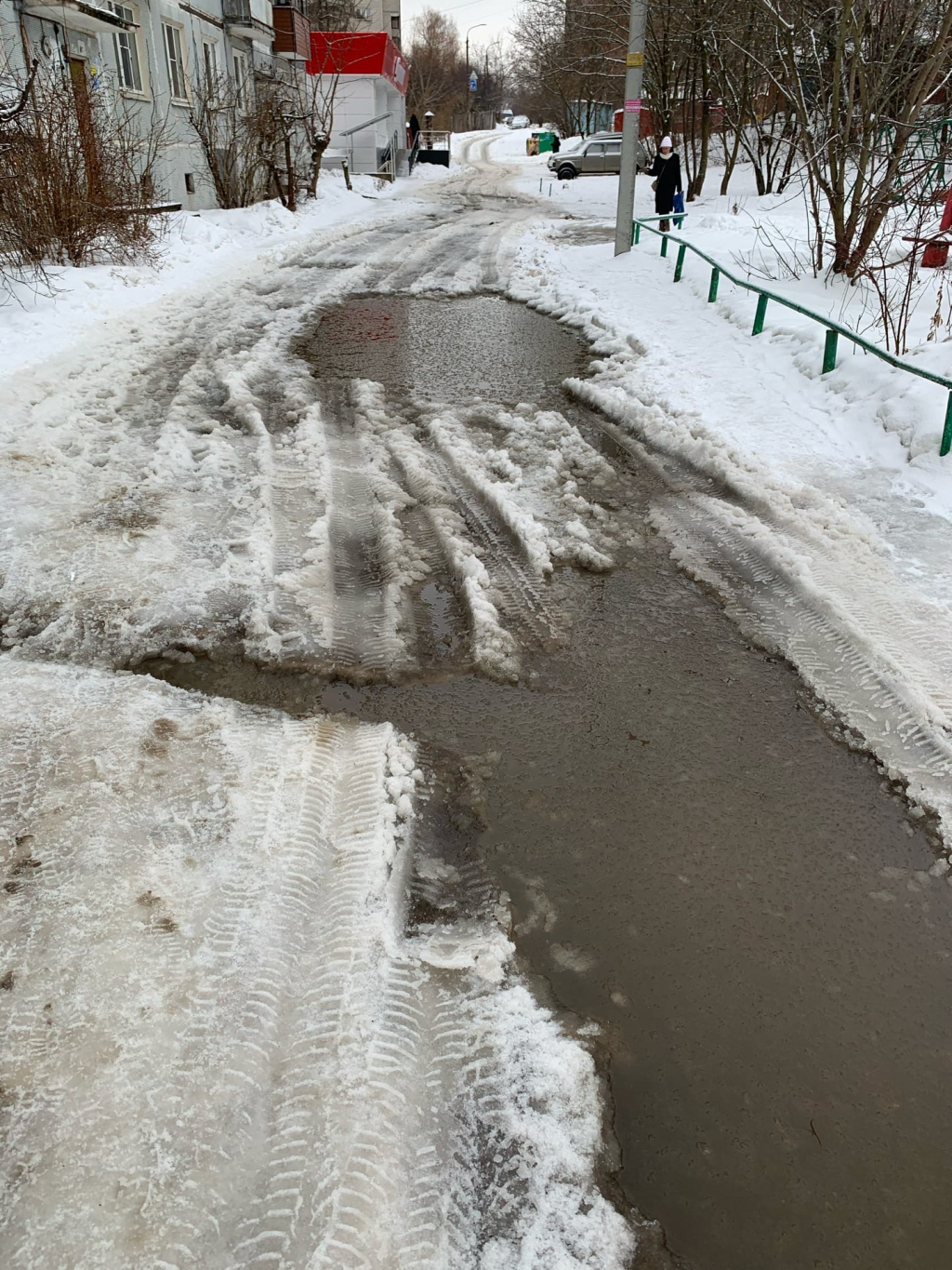 Не чищено во дворе. Нечищенные дороги дворов. Не чищенная дорога от снего. Нечищенные снега во двора. Нечищенная дорога во дворе.