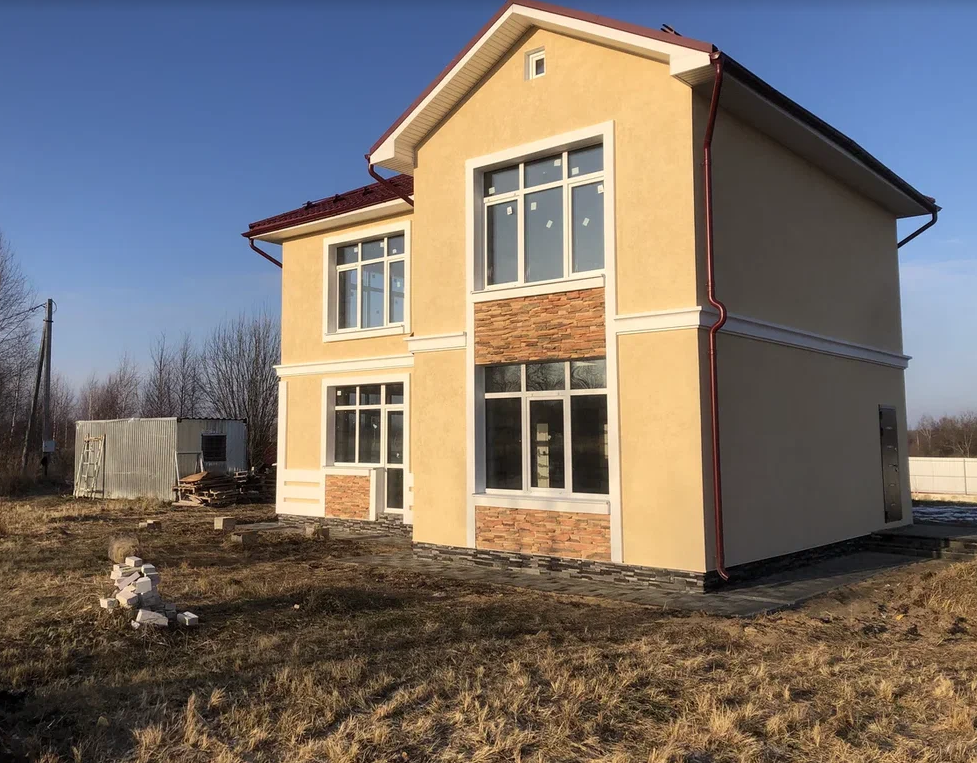 стройка домов. выгодное строительство. выгодное строительство. домик недвижимость. строитель с деньгами.