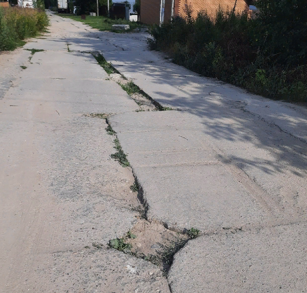 Указанная дорога. Бетонируют дорогу. Бетонные дороги в России. Забетонированный дорожный знак с краю дороги с плитой. Сломанная бетонная плита.