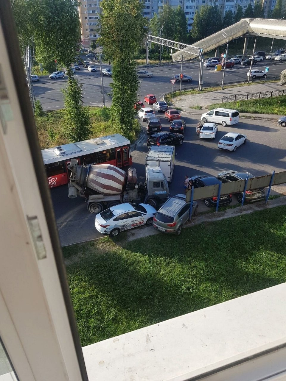 На остановке во Владимире бетономешалка протаранила две легковушки |  20.08.2022 | Владимир - БезФормата