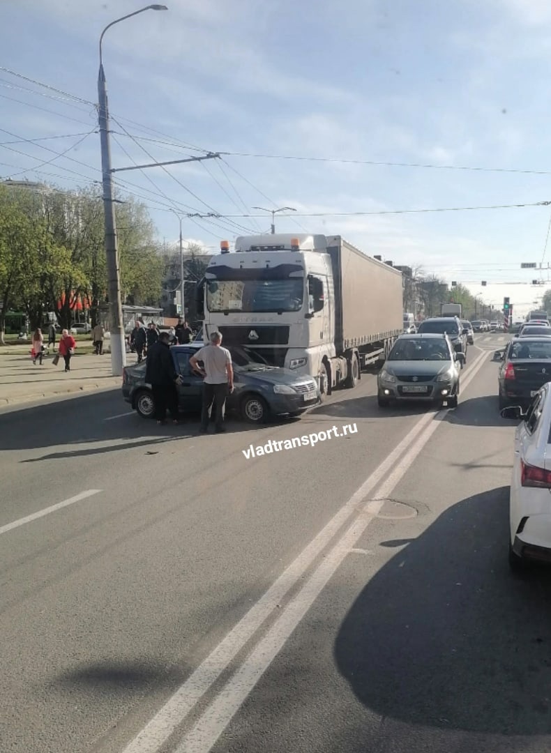 Во Владимире фура столкнулась с легковушкой у вечного огня | 27.04.2023 |  Владимир - БезФормата