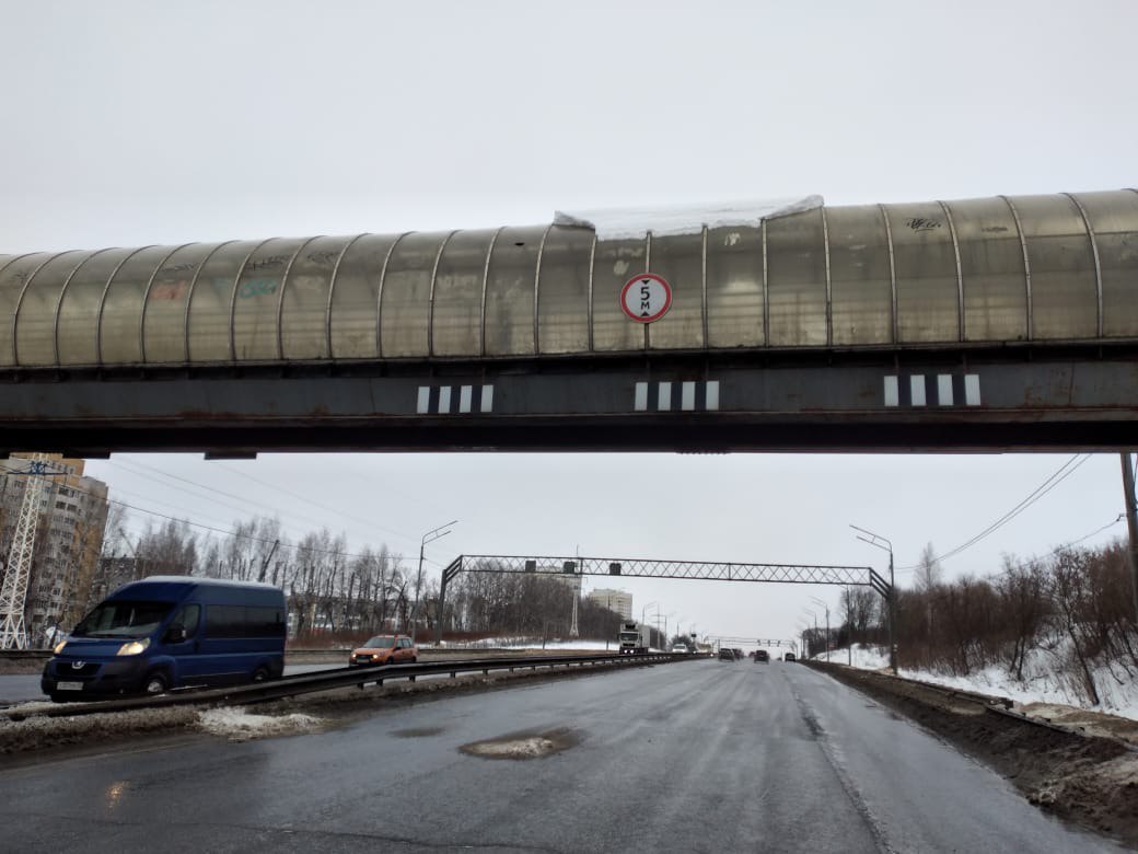 Во Владимире с крыши надземного перехода на автомобиль рухнула глыба  обледенелого снега | 19.12.2023 | Владимир - БезФормата