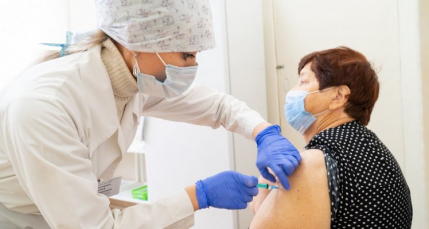 Привитых от COVID-19 освободили от самоизоляции после контактов с больными