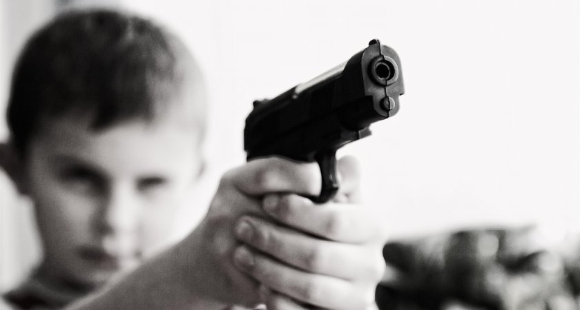 Двухлетний малыш выстрелил себе в лицо из пистолета