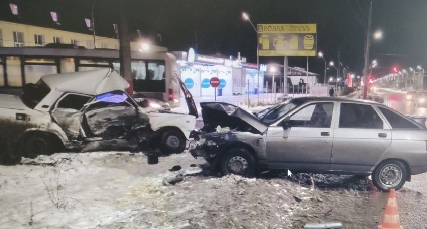 Жёсткая авария в Муроме: столкнулись две отечественные легковушки